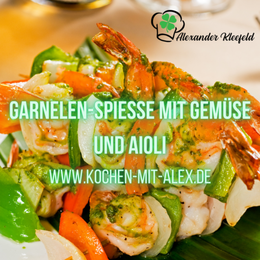 Leckere Garnelen-Spieße mit frischem Gemüse, serviert mit hausgemachter Aioli - ein perfektes Low Carb-Abendessen.