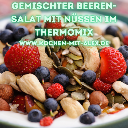 Dieser Beeren-Salat ist leicht im Thermomix zuzubereiten und bietet eine köstliche Kombination aus fruchtigen Aromen und knusprigen Nüssen. Perfekt für die Low Carb Challenge! Guten Appetit!
