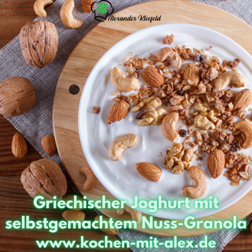 Ein gesundes und sättigendes Frühstück aus griechischem Joghurt, getoppt mit knusprigem, selbstgemachtem Nuss-Granola.