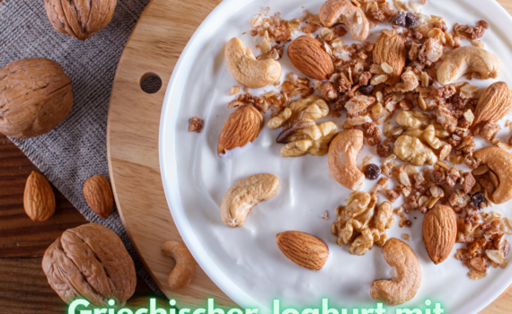 Ein gesundes und sättigendes Frühstück aus griechischem Joghurt, getoppt mit knusprigem, selbstgemachtem Nuss-Granola.