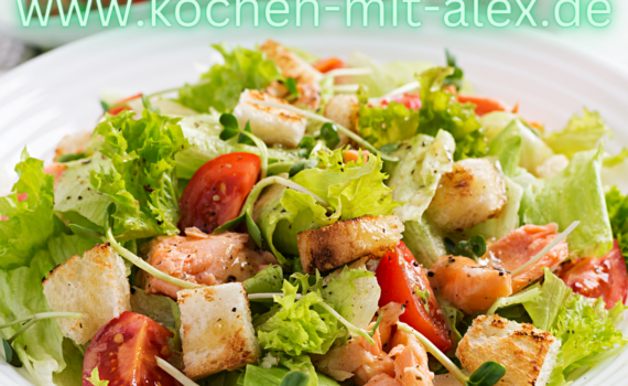 Ein erfrischender und proteinreicher Caesar Salat mit saftig gebratenem Lachs, ideal für ein gesundes Mittagessen.