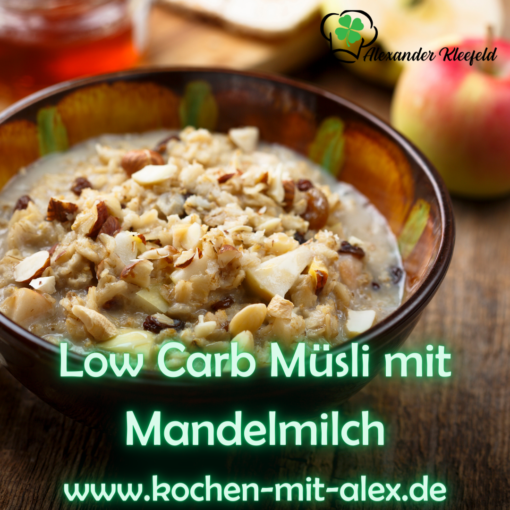 Ein einfaches und schnelles Frühstück, das mit dem Thermomix leicht angepasst werden kann. Dieses Low Carb Müsli bietet einen energiereichen Start in den Tag mit der Cremigkeit der Mandelmilch.