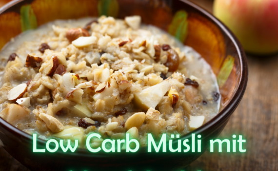 Ein einfaches und schnelles Frühstück, das mit dem Thermomix leicht angepasst werden kann. Dieses Low Carb Müsli bietet einen energiereichen Start in den Tag mit der Cremigkeit der Mandelmilch.