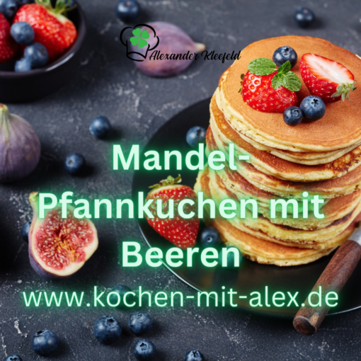 Fluffige Mandel-Pfannkuchen, serviert mit einer Auswahl an frischen Beeren für einen süßen und gesunden Start in den Tag.