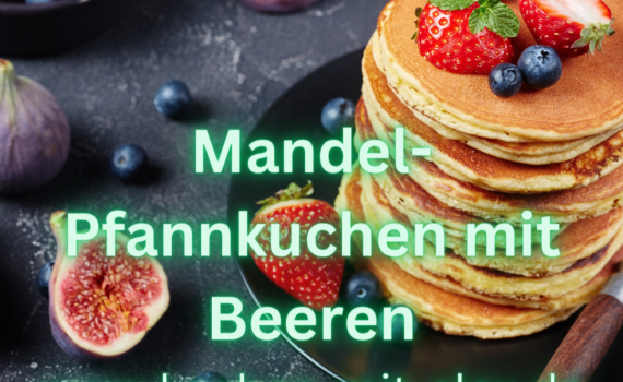 Fluffige Mandel-Pfannkuchen, serviert mit einer Auswahl an frischen Beeren für einen süßen und gesunden Start in den Tag.
