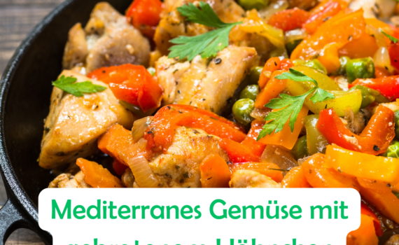 Ein leichtes und gesundes Abendessen aus mediterranem Gemüse, gedämpft im Thermomix, und saftig gebratenem Hähnchen.