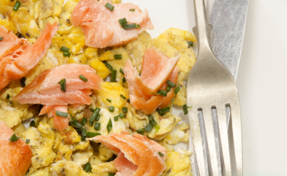 Ein einfaches, aber elegantes Frühstück, das Eiweiß und gesunde Fette kombiniert. Perfekt für einen energiereichen Start in den Tag.